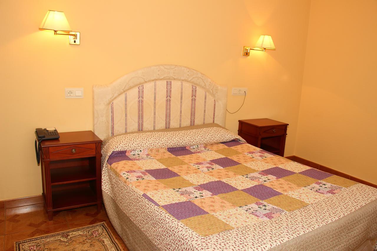 Hotel Avenida III Villadangos del Páramo Kültér fotó
