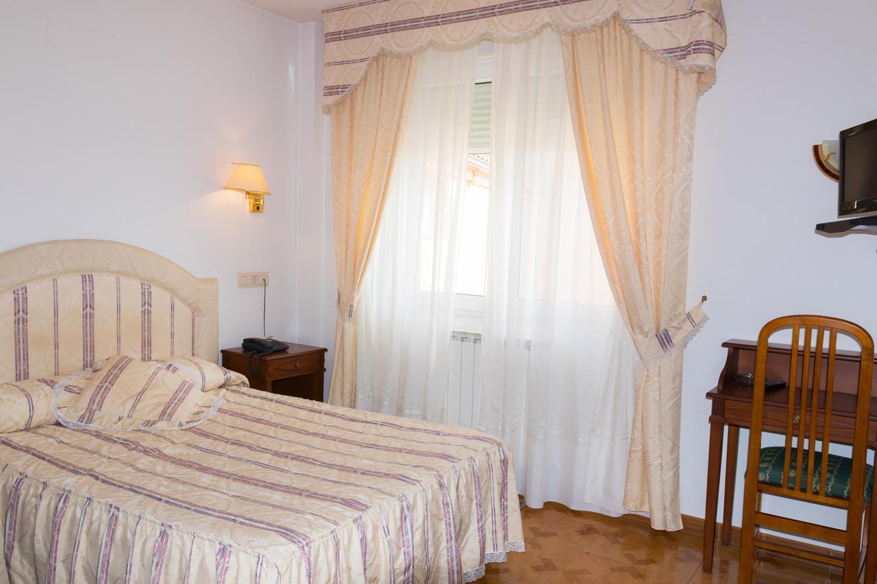 Hotel Avenida III Villadangos del Páramo Kültér fotó