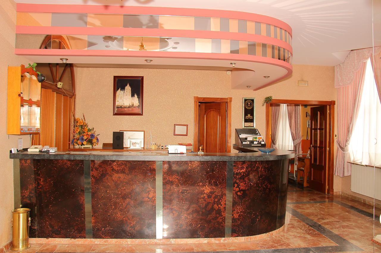 Hotel Avenida III Villadangos del Páramo Kültér fotó